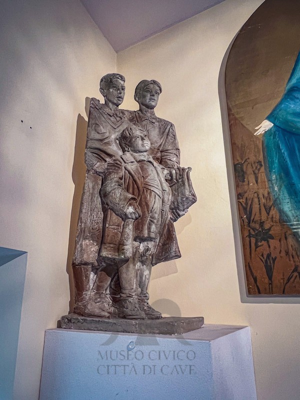Monumento ai Cardinal Borgognoni Duca: Tre ragazzi